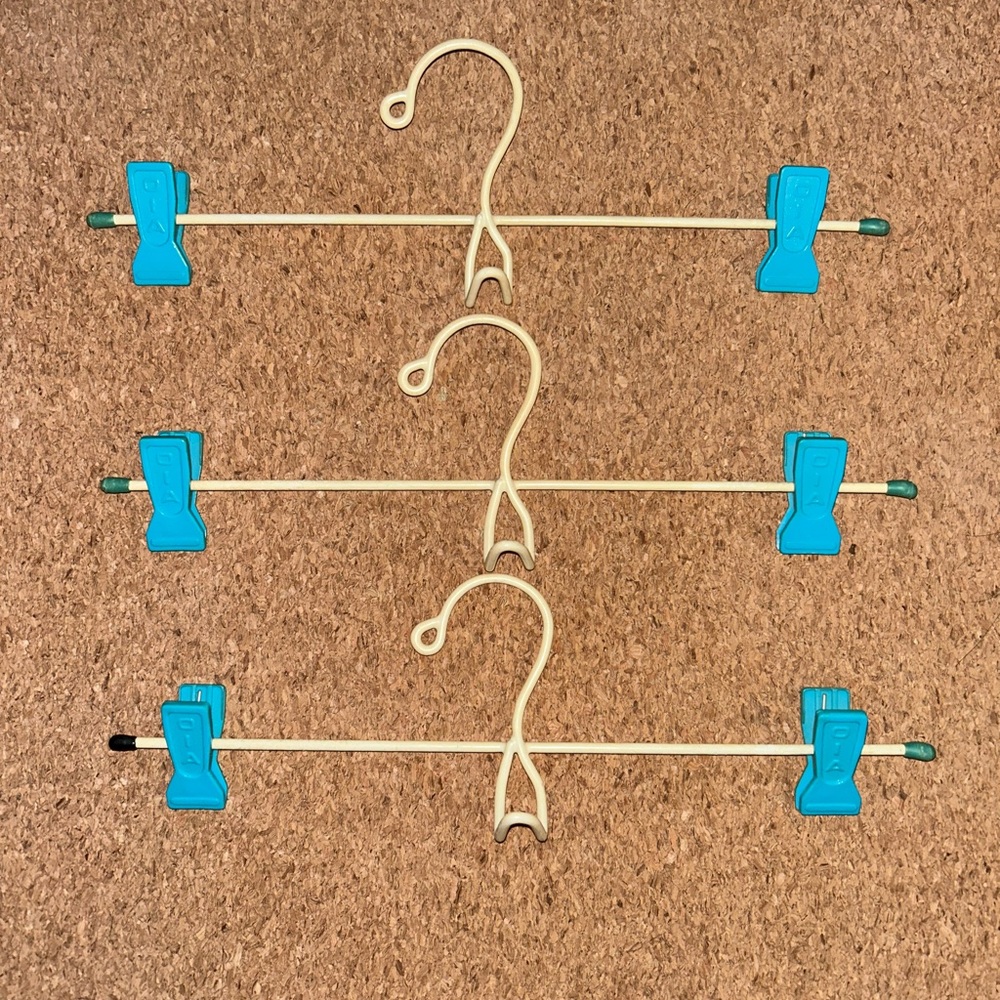 VINTAGE OIA Clip Hangers - Set of 3